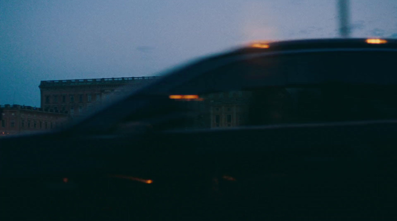 a blurry picture of a city street at night