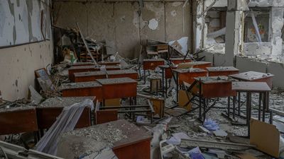 a bunch of desks that are in a room