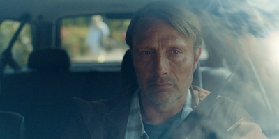 a man sitting in the back seat of a car