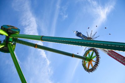 an amusement park ride with a sky background