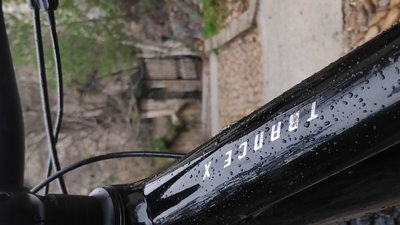 a close up of the handle bars of a bicycle