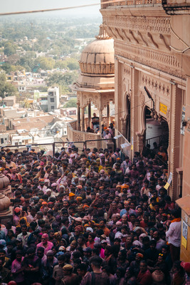 a large crowd of people standing in front of a building