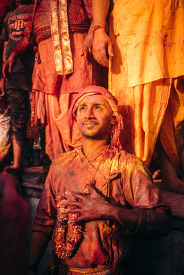 a man in a turban standing in front of a group of people