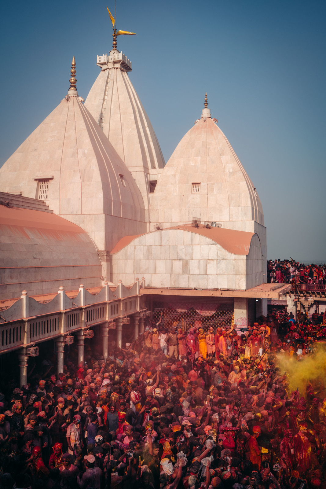 a crowd of people standing in front of a building