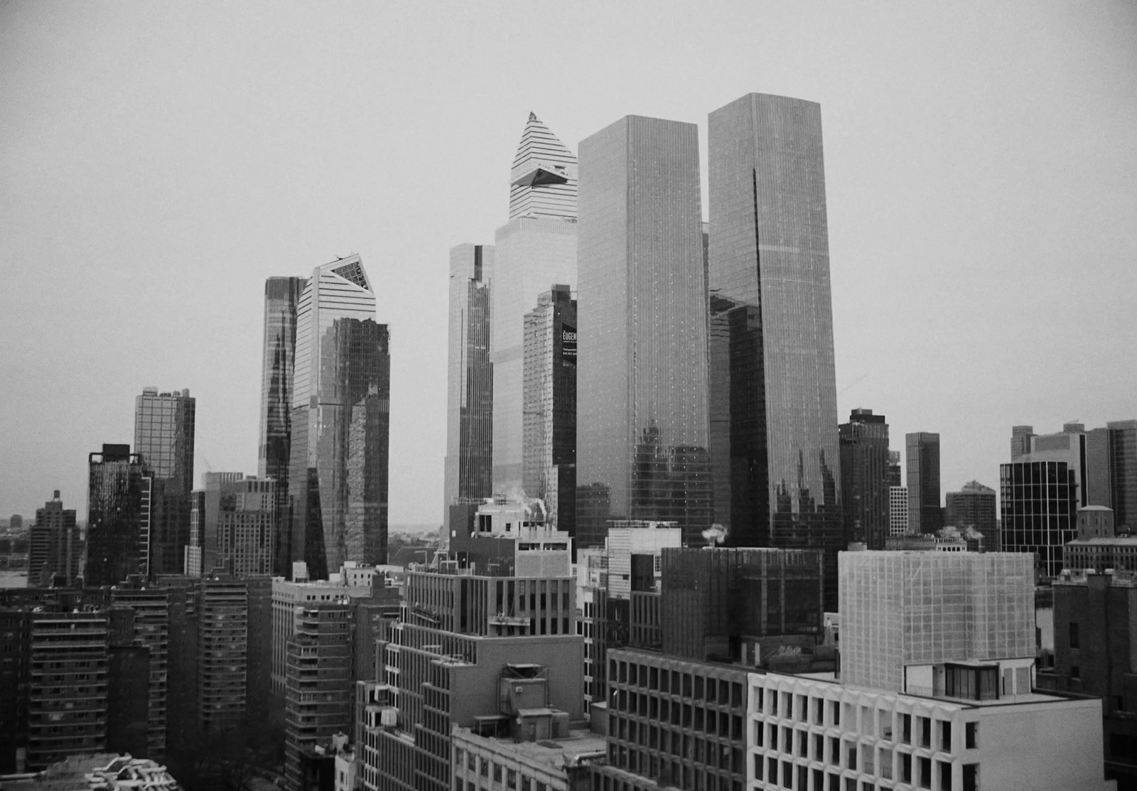 a black and white photo of a city skyline